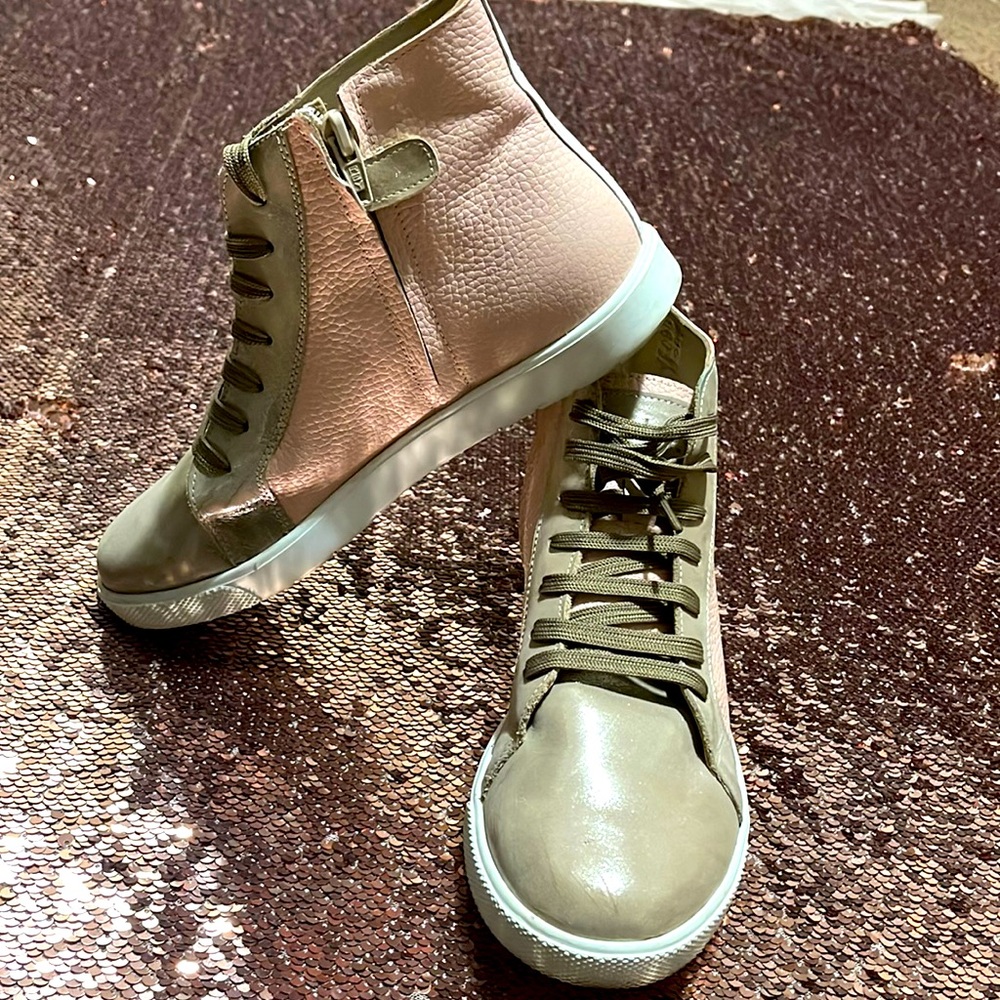 Cute sneakers by Elephantito